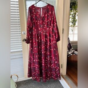 City Chic maxi dress in M/18. V neck,
Side zipper, peep hole back. Long sleeve